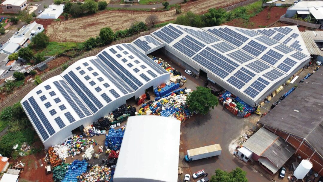 Usina solar de painéis fotovoltaicos no telhado de uma empresa